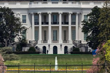 Washington 'daki Beyaz Saray' daki oval ofisin kapanışı, parlak bir yaz gününde bulutlarla birlikte ABD Başkanı 'nın ofisi..