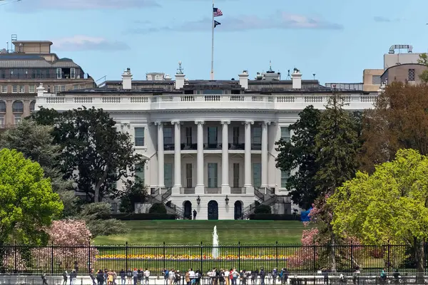 Washington, DC 'de oval ofisi olan Beyaz Saray, ABD başkanının ofisi turistlerle dolu parlak bir yaz günü bulutlarla kapıda kuyruk oluşturdu..