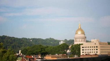 Batı Virginia eyalet başkenti yazın mavi gökyüzü ile güneşli bir günde Charleston, WV 'den geçerken görüldüğü gibi..