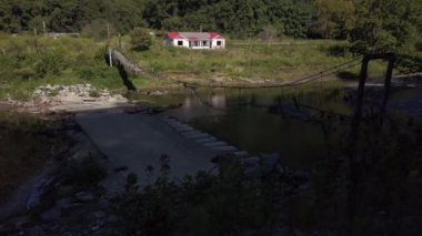 Terk edilmiş bir ev, köprüsü yıkılmış ve Batı Virginia 'da kömür madeni kasabasında alçak su köprüsü yıkılmış..