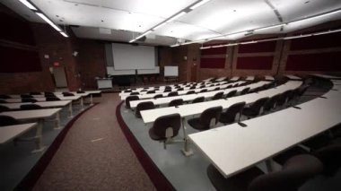 Boş üniversite ya da kolej sunum salonu öğrenciler ve konuşmacılar için sıra sıra koltuk. Kimse yok..