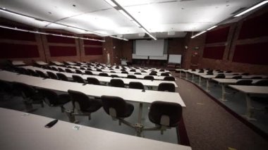 Boş üniversite ya da kolej sunum salonu öğrenciler ve konuşmacılar için sıra sıra koltuk. Kimse yok..
