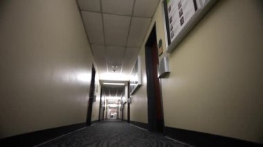 Okulun içindeki boş koridor. Yavaş çekim aşağı itin..