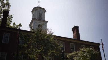 Cutler Hall, Atina 'daki Ohio Üniversitesi' ndeki ağaçların arasından yeşil manzaralı College.