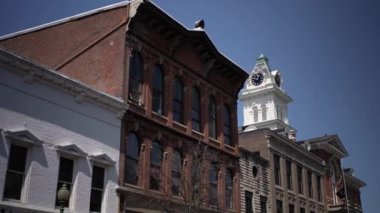 Atina, OH, USA, - 08: 24 2024: Atina İlçesi Ortak Savunması ile Atina, Ohio 'nun küçük orta batı kasabasında ana caddede cephe inşaatı.