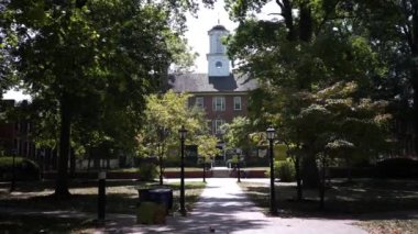 Cutler Hall, Atina 'daki Ohio Üniversitesi' ndeki ağaçların arasından yeşil manzaralı College.