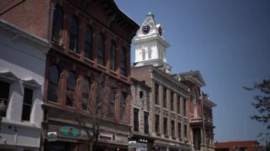 Atina, OH, USA, - 08: 24 2024: Atina İlçesi Ortak Savunması ile Atina, Ohio 'nun küçük orta batı kasabasında ana caddede cephe inşaatı.