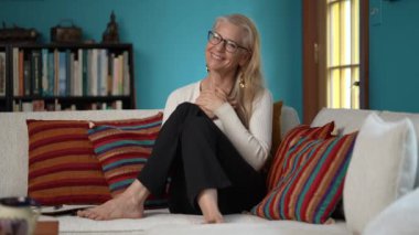 Orta yaşlı olgun bir kadının portresi, güzel iltifatlar alıyor, sonunda ellerini göğsüne koyuyor. Güzel olgun sarışın..