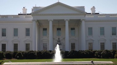 Beyaz Saray, Washington DC 'de gururla duruyor. Etrafı bahçelerle ve çeşmelerle çevrili. Açık gökyüzüyle aydınlık bir bahar günü sergileniyor..
