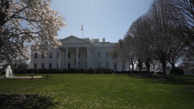 Bahar güneşi, Washington DC 'nin göbeğinde çiçek açan ağaçların ve manikürlü çimlerin sergilendiği Beyaz Saray' da federal hükümetin varlığını vurguluyor..
