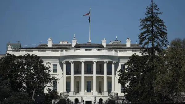 Beyaz Saray, Washington DC 'de güneşli bir bahar gününde tarihi mimarisini ön plana çıkaran parlak mavi gökyüzüne belirgin bir şekilde karşı duruyor..