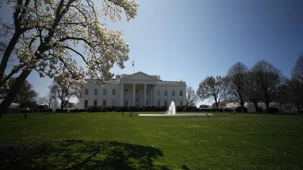 Beyaz Saray 'ın yakınındaki parlak bahar çiçekleri federal binayı aydınlatırken baharın başlarında Washington DC' nin güzelliğini vurguluyor..