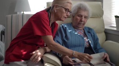 Bakıcı, sağlık merkezindeki yaşlı bir kadınla iletişim kurar, anılarını paylaşır ve birlikte geçirdikleri süre zarfında daha rahat bir ortamda iletişim kurar..