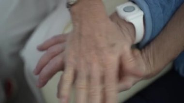 Bir çift el yakın planda gösteriliyor, rahatlamış bireylerin parmaklarına rahatlatıcı bir masaj yapıyor, seans boyunca bakım ve sükuneti vurguluyor..