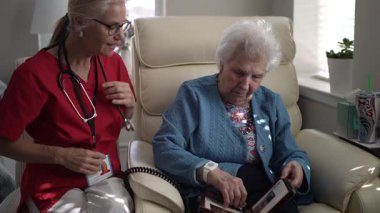 Bir bakıcı, yaşlı bir kadınla sıcak bir şekilde iletişim kurar, bir an bağlantı kurar ve gündüzleri bir sağlık merkezinde anılarını tazeler..
