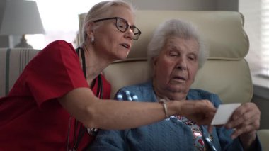 Bir bakıcı, bir hafıza bakım merkezinde kıdemli bir asistanla yakınlaşır ve öğleden sonraki bir aktivitede bir karta odaklanır. İkisi de anlamlı bir değiş tokuşa karıştı..