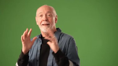 Üst sınıflardan biri, canlı yeşil bir ekranda 