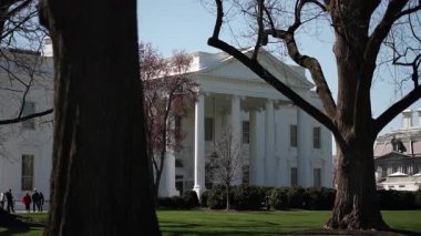 İlkbaharda ziyaretçiler Beyaz Saray etrafındaki bahçelerin keyfini çıkararak Washington DC 'nin ılık havasındaki mimarisini ve güzelliğini takdir ediyorlar..