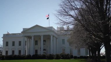 Beyaz Saray, Washington DC 'de kışın sona erdiğinin sinyallerini veren çıplak ağaçlarla çevrili..