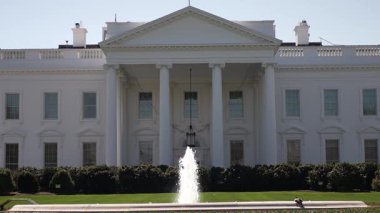 Beyaz Saray ilkbaharda beyaz dış ve zarif sütunlarını sergileyerek öne çıkıyor. Bir dekoratif çeşme Washington DC 'deki bahçeleri güzelleştirir..