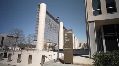 Washington, DC, ABD - 03 21 2025: ABD Federal Eğitim Bakanlığı binası Maryland Avenue SW, Washington DC 'de yer almaktadır. Canlı bir şehir ortamında modern mimariyi barındırır..