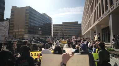 Washington, DC, ABD - 03 21 2025: İşlerinden yeni kovulan işçiler, sürmekte olan gösteriyi haber muhabirleri takip ederken ABD Eğitim Bakanlığı önünde eylem talep ediyorlar.