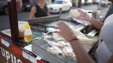 Bir sokak satıcısı, Orta Amerika 'nın canlı pazar atmosferinde turistleri cezbeden Granada, Nikaragua' da sıcak bir ızgara üzerinde pupusalar yapıyor..