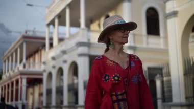 Olgun bir kadın Granada, Nikaragua 'da sakin bir gezinti yaparak öğleden sonra vakti Orta Amerika' nın canlı mimarisini ve zengin kültürünü takdir eder..