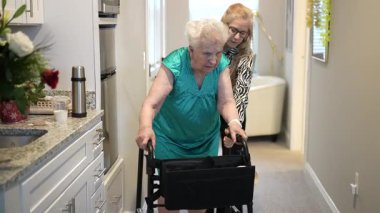 90 'lı yaşlarda yaşlı bir kadın, her gün ailesinin sevgisini ve desteğini somutlaştıran şefkatli kızının rehberliğinde evini gezmek için bir aylak kullanır..