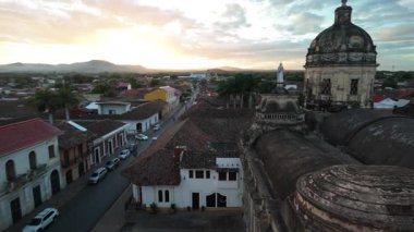 Nefes kesici bir günbatımı Granada, Nikaragua 'ya sıcak bir ışık tutuyor. Renkli binalar ve Mombacho yanardağıyla kaplı tarihi kiliselerin hareketli sokaklarını vurguluyor...