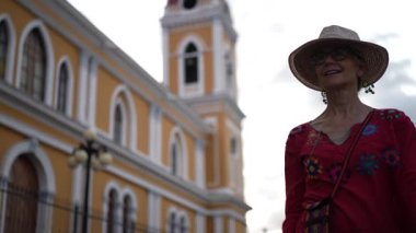 Olgun bir kadın Granada, Nikaragua 'da gezintiden zevk alıyor. Büyüleyici Orta Amerika ortamındaki mimari ve kültüre hayran kalıyor..