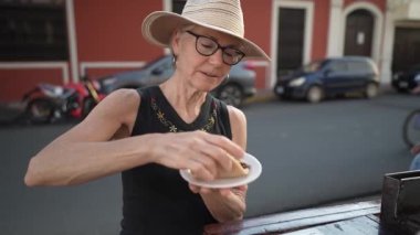 Bir gezgin, Orta Amerika 'nın zengin sokak yiyecekleri kültürünü deneyimleyen Granada, Nikaragua' daki yerel bir satıcıdan lezzetli bir pupusa yiyor..