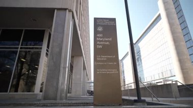 Washington, DC, ABD - 03 21 2025: ABD Eğitim Bakanlığı binasının önündeki işaret levhası, Washington DC 'deki 400 Maryland Avenue SW' da, modern mimariyi gözler önüne seriyor ve