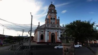Gün batımında Nikaragua 'daki Xalteva Kilisesi' nin çarpıcı mimarisini yakalayan güzel bir hiperhız, canlı renklerini ve karmaşık ayrıntılarını gözler önüne seriyor..