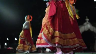 Canlı geleneksel elbiseli kadınlar, Granada Nikaragua 'da yerel bir etkinlik sırasında kültür mirasını hareket ve müzikle kutlayarak yavaş çekim halk dansı yapıyorlar..