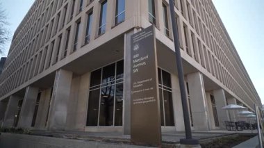 Washington, DC, ABD - 03 21 2025: Maryland Bulvarı 400 numarada bulunan ABD Eğitim Bakanlığı binası çağdaş bir tasarıma sahip ve federal eğitim faaliyetleri için merkez olarak hizmet vermektedir..
