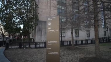 Washington, DC, ABD - 03 21 2025: Washington DC 'deki Sağlık ve İnsan Hizmetleri genel merkezinin önündeki bir tabela binaların adresini ve federal bölümün detaylarını gösteriyor.