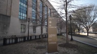 Washington, DC, ABD - 03 21 2025: HHS binası, federal mimariyi temsil eden ve Sağlık ve İnsani Hizmetler Bakanlığı 'nı barındıran Washington DC' deki 330 C Caddesi 'nde yer almaktadır..