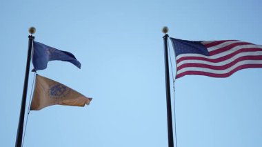 Washington DC 'deki Sağlık ve İnsan Hizmetleri binasının üzerinde federal hükümet otoritesi ve hizmetini temsil eden ABD bayrağı da dahil olmak üzere iki bayrak sallanıyor..