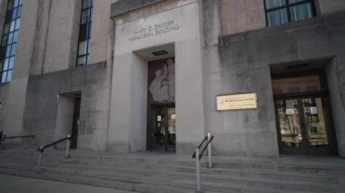 Washington, DC, ABD - 03 21 2025: Washington DC 'de bulunan Mary E Switzer Memorial Binası, klasik hükümet mimarisini vurgulayarak Sağlık ve İnsan Hizmetleri için federal bir ofis olarak hizmet vermektedir.