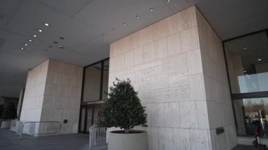 Washington, DC, ABD - 03 21 2025: Washington DC 'deki Hubert H Humphrey Binası' nın girişi Sağlık ve İnsani Hizmetler Bakanlığı 'nın merkez binası olarak hizmet vermektedir.
