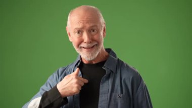 Son sınıf öğrencisi, derin bir duygusal an yaşarken boğazına hafifçe dokunurken düşünceli bir yüz ifadesi sergiliyor..