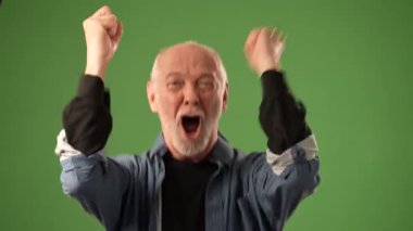 Hüzünlü bir ifadeyle olgun bir son sınıf öğrencisi. Katı yeşil bir perde arkasında izole edilmiş. Bir anlık içgözlem ve duygu sergiliyor..