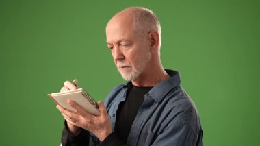 Neşeli tavırları olan olgun bir adam kendini gösteriyor. Kim olduğumu soruyor. Saf yeşil bir perdeye karşı dostça bir yüz ifadesi sergiliyorum..