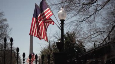 Washington, DC 'deki Beyaz Saray' ın önünde Washington Anıtı 'nın olduğu bir direkte ABD bayrağı salladı.