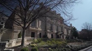 Washington, DC, ABD - 043 21 2025: Washington DC 'deki tarihi Cosmos Club sosyetik toplantılar ve etkinlikler için seçkin üyeleri çeken zarif mimari ve bereketli bahçelere sahiptir..