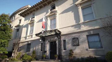 Washington, DC, ABD - 03 21 2025: Filipinler Büyükelçiliği belirgin mimarisi ve ulusal bayrağıyla uluslararası diplomasiyi temsil ediyor.