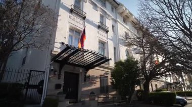Washington, DC, ABD - 03 21 2025: Dupont Circle, Washington 'daki Ermeni büyükelçilik binası, ulusal bayrağını sergiliyor ve uluslar arasındaki uluslararası diplomasi ve işbirliğini simgeliyor.