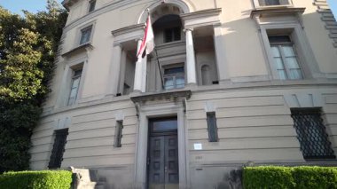Washington, DC, ABD - 03 21 2025: Washington DC Dupont Circle bölgesindeki Mısır Büyükelçiliği konutunda ulusların ruhunu temsil eden klasik mimari ve bayraklar yer alıyor.