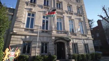 Washington, DC, ABD - 03 21 2025: Washington DC 'deki Kenya Büyükelçiliği diplomatik binasında, uluslararası ilişkilerdeki rolünü vurgulayan çok sayıda bayrak yer alıyor.
